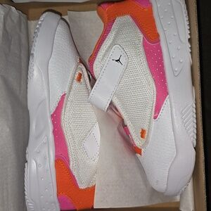 Girls Jordan Max Aura 4 size 10